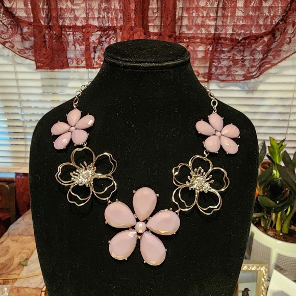 Purple / Lilac Color Flower Statment Necklace (22 inches) - Picture 3 of 10